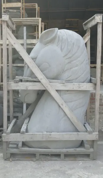 Product image 1 of the product “Head of a Horse made from Riverstone, looking down. 195cm Height. ”